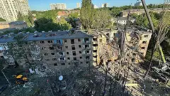 Київ, зруйнований під'їзд