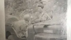 O menino dentro de um carro com um soldado colombiano na Coreia