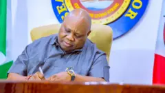 Gomina Ademola Adeleke n buwọ lu iwe ni ọọfiisi rẹ