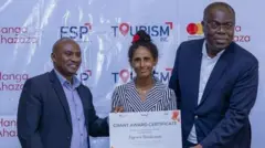 ኣብርሀት ሽልማት እንክትቕበል