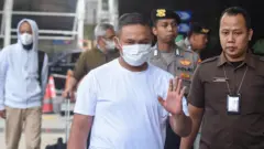 Gubernur Riau Abdul Wahid (tengah) digiring petugas saat tiba di Gedung Merah Putih KPK, Jakarta, Selasa (4/11/2025). Komisi Pemberantasan Korupsi (KPK) membawa sembilan orang dalam operasi tangkap tangan (OTT) di Provinsi Riau pada Senin (3/11), salah satunya Gubernur Riau Abdul Wahid. 