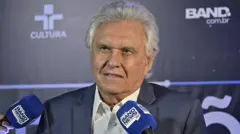 Ronaldo Caiado fala com repórteres antes de debate