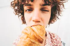 ብዙ የሚመገብ ወጣት