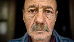 چهره یک پیرمرد با پوستی چروکیده