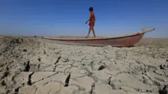 ኣብ ዝነቐፀ ቀላይ ዘላ ጀልባ
