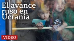 Niños ucranianos en la ventana de un bus