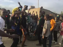 Des manifestants dans une rue de Ndjaména ce 20 octobre 2020