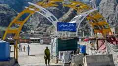 مردی در ۱۳ اکتبر ۲۰۲۵، در بحبوحه درگیری‌های مرزی بین دو کشور، از ایستگاه بس در شهر مرزی تورخم پاکستان و افغانستان عبور می‌کند. 