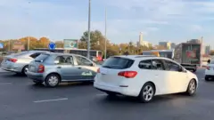 Kako se vozi kroz kružni tok sa semaforom i bez