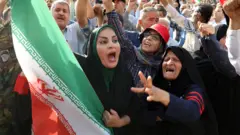 Mulheres protestam com bandeira do Irã