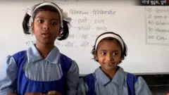 ஸ்பேனிஷ் படிக்கும் மாணவிகள்