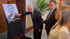 Devlet Bahçeli, Sırrı Süreyya Önder'in fotoğrafını okşuyor