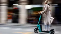 mulher andandojogador da seleção brasileirapatinete elétrico