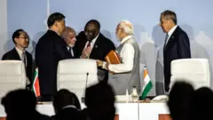 নিজেদের মধ্যে কথা বলছেন ব্রিকস নেতারা