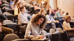 Mulher estudando em faculdade