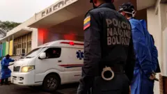 Miembro de la Guardia Nacional de Venezuela y personal sanitario en Guanare.