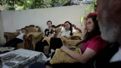 تواجه عائلة أبو دياب الفلسطينية الإخلاء من منزلها الواقع في حي الشيخ جراح في القدس الشرقية.