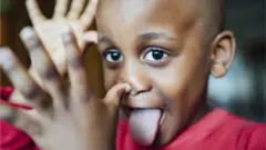 Un enfant qui tire la langue