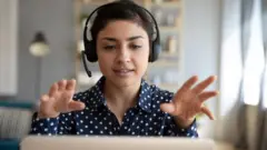 Una mujer frente a una laptop