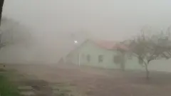 खरानी र बालुवा मिसिएको आँधी आउँदा दिउँसै रातपरे जस्तो हुन्छ - एकजना स्थानीय बासिन्दाले खिचेको यो तस्बिर दिउँसो १ बजेको हो