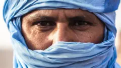 Umugabo wambaye tagelmust y'ubururu