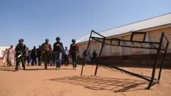 Policiers à l'école de Kankara.