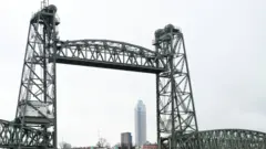 Amazon'un kurucusu ve dünyanın en zengin ikinci kişisi olan Jeff Bezos'un Hollanda'da yaptırdığı süper lüks yatın geçmesi için tarihi Koningshavenbrug Köprüsü'nün sökülmesi durumunda Rotterdam halkı çürük yumurtalı eylem yapacak.