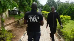 Onye yi uwe edere "Pay Your Tax" n'Abeokuta isi obodo Ogun State, n'ụbọchị May 18, 2016