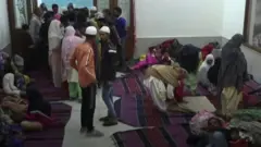 د هند پلازمېنه کې د مذهبي اړودوړ له کبله زرګونه وګړي بې‌ځایه شول، چې ډېری یې مسلمانان دي. د دوی کورونه او کارځي وسوځول شول او تر ۴۰ ډېر هندو او مسلمانان پکې ووژل شول.