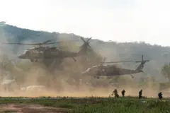 Imagem de dois helicópteros