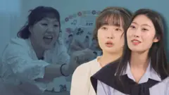 이수지 채널의 유치원 교사 패러디 영상 캡처본 위로 전직 유치원 교사들이 심각한 표정을 짓고 있다