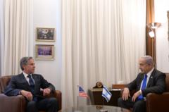 وزير الخارجية الأمريكي أنتوني بلينكن ورئيس الوزراء الإسرائيلي بنيامين نتنياهو