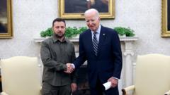 O presidente ucraniano Volodymyr Zelensky e o americano Joe Biden em reunião em 21 de setembro do ano passado