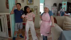 María del Cisne Romero conversa com sua filha e seu sobrinho