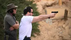 Los ciudadanos israelíes acuden al campo de tiro para practicar.