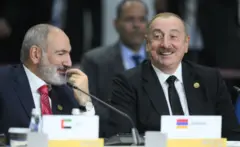 İlham Əliyev və Nikol Paşinyan Kazanda keçirilmiş BRİCS toplantısında gülərək söhbət edirlər. 