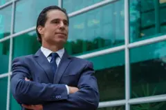 Aury Lopes Jr de braços cruzados