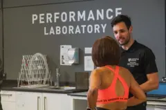 A corredora Jeannie Rice e o pesquisador Michele Zanini conversam no laboratório de desempenho da Universidade de Loughborough