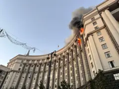 Kiev'de vurulan kabine binasının bazı camlarından alevler yükseliyor 