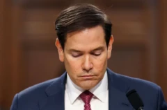Marco Rubio olhando para baixo