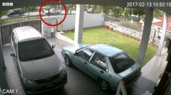 Câmeras de vigilância registram o momento em que o pastor Raymond Koh é sequestrado