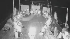 تصاویر دوربین‌هایی که روز کشتی آلما نصب شده و به صورت زنده پخش اینترنتی می‌شود، سرنشینان آلما که مهمترین کشتی در ناوگان ایستادگی جهانی است را نشان می‌دهد که روی عرشه نشسته‌اند