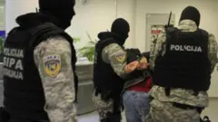 عکسی که پلیس بوسنی و هرزگووین از عملیات دستگیری گروگان‌گیران منتشر کرده است