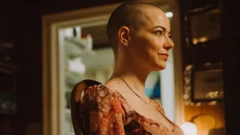 Yönetmen Yorgos Lanthimos ile dördüncü kez Bugonia için bir araya gelen Emma Stone, film için saçlarını kazıttı