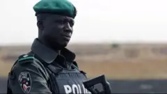 Ọlọpaa to gbe ìbọn dani 