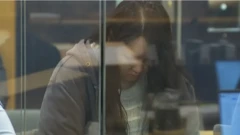 Hakyung Lee, mw'ijaketi isa n'umunyota yunamitse umutwe muri sentare i Auckland, muri Nouvelle-Zélande