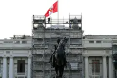 Fachada em obras da sede do Congresso do Peru e o monumento equestre à sua frente