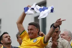 Bolsonaro com bandeirabrazino777 e confiávelIsrael