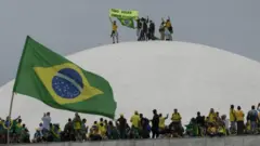 ব্রাজিলের কংগ্রেসে হামলা চালিয়ে তাতে ঢুকে পড়ে বিক্ষোভকারীরা