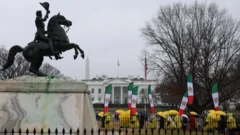 تظاهر محتجون ونشطاء أمام البيت الأبيض في واشنطن العاصمة، الولايات المتحدة الأمريكية، في 10 يناير/كانون الثاني 2026، دعماً للاحتجاجات التي عمت إيران